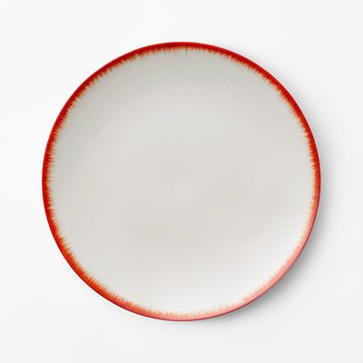 Plate Dé - Diameter 28 cm , Porcelain, Red, Ann Demeulemeester | Svenskt Tenn