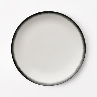 Plate Dé - Diameter 28 cm , Porcelain, Black White, Ann Demeulemeester | Svenskt Tenn